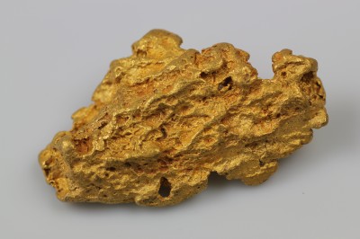 natürliches Goldnugget mittlerer Größe